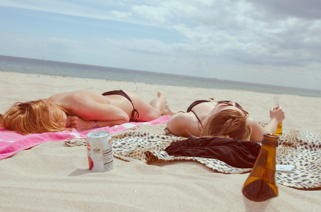 dwie kobiety opalające się na plaży