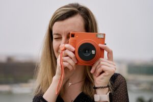 Magia „tu i teraz”. Jak aparaty natychmiastowe podbiły nasze serca i stały się hitem każdej imprezy?