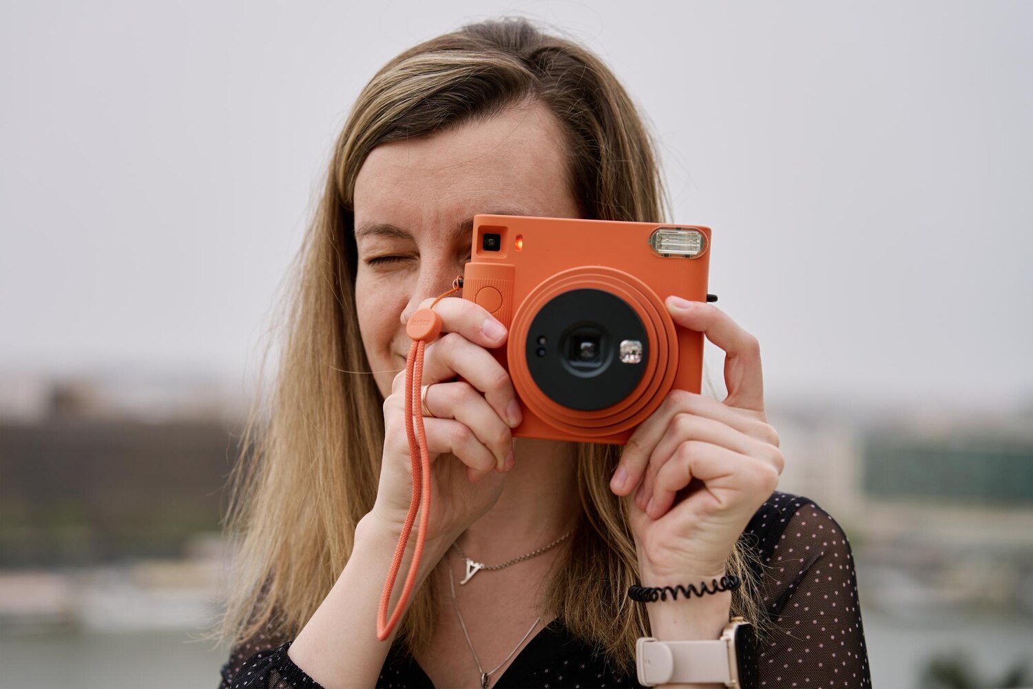 Magia „tu i teraz”. Jak aparaty natychmiastowe podbiły nasze serca i stały się hitem każdej imprezy?